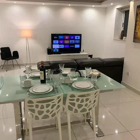 Crescent A10 Apartment *