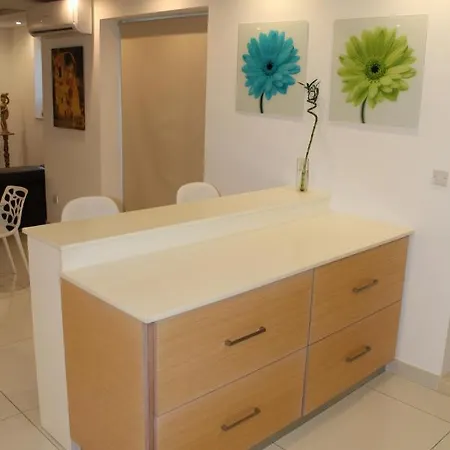 Crescent A10 Apartment
