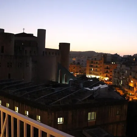 Apartment Crescent A10 *